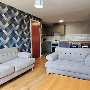 In Centre - Sleeps 5 People Apartment